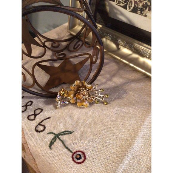 NWT Enameled Flower Brooch Pin Honey Beige & Carmel With Rhinestones BEAUTIFUL! - Picture 1 of 16